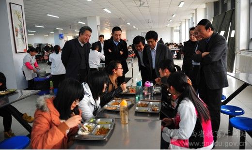 陕西省教育厅副厅长张雄强询问就餐师生意见
